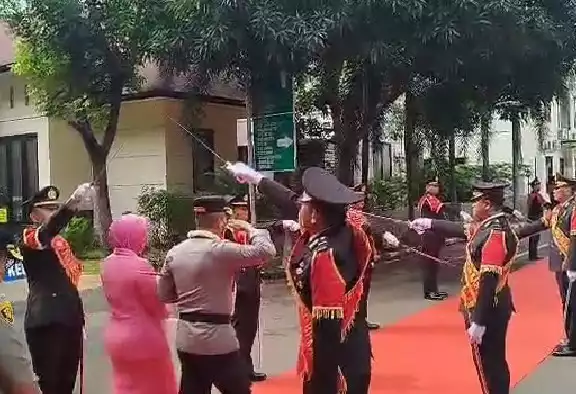 pedang pora sambut Sertijab Kapolres metro Pergantian Kapolres Metro Bekasi