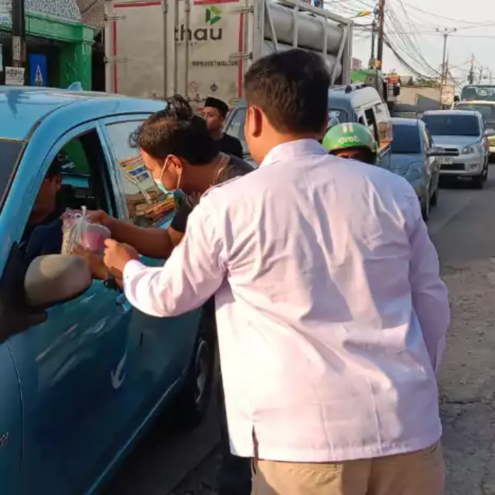 Bagi Takjil Karang Taruna Mekarwangi