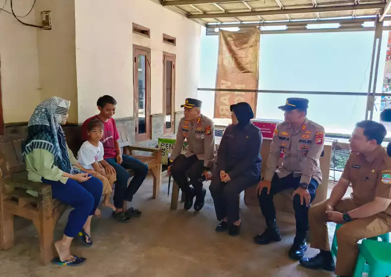 Bantuan Kursi Roda Warga Cibening