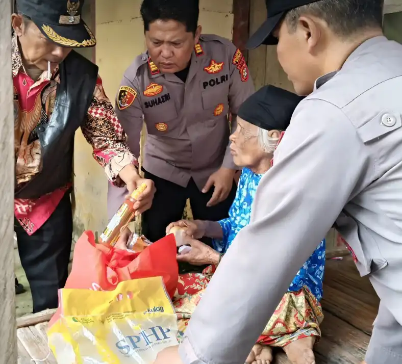 1758342957493 Polsek Pebayuran Salurkan Bantuan